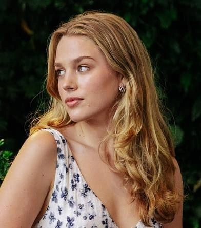 تیگن کرافت در نقش راپونزل در لایو اکشن گیسو کمند